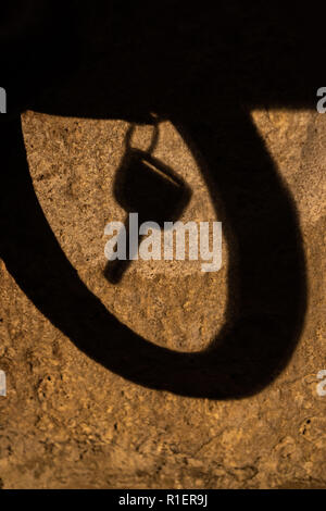 Car Key Schatten in einem Kreis auf einer Wand. Kopieren Sie Platz für Text. "Nachtzeit" Foto. Stockfoto