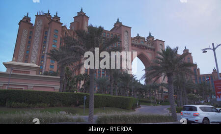 Weltberühmte multi-million Dollar Atlantis Resort, Hotel- und Freizeitpark in der Palm Jumeirah am Abend Stockfoto