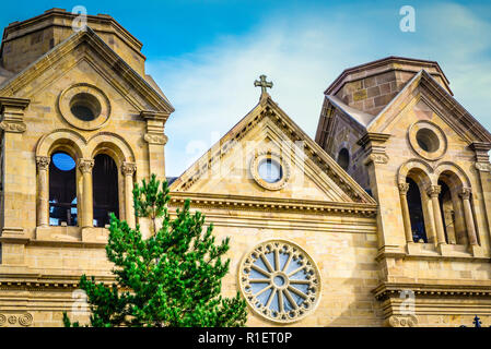 Eine enge Sicht auf die Mutter Kirche der Erzdiözese Santa Fe, die Kathedrale Basilika des Hl. Franziskus von Assisi, in der Innenstadt von Santa Fe, NM, USA Stockfoto