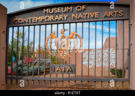 Die künstlerische und beeindruckende Metal Gate Eingang zum Museum für Zeitgenössische Arts (IAIA) in der Innenstadt von Santa Fe, NM Stockfoto