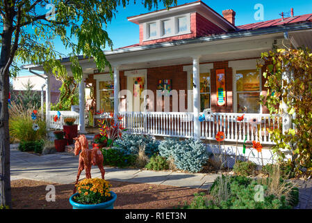 Dekorative Terrasse, Hof und Eingang zum Canyon Road Galerie für Zeitgenössische Kunst Gebäude während des Sonnenuntergangs in der historischen kunst-Bezirk von Santa Fe, NM, USA Stockfoto