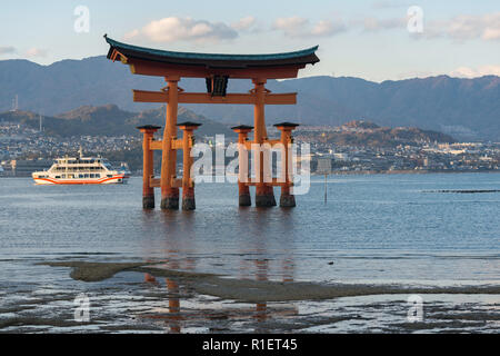 Die itsukushima schwimmende Torii Tor vor der Küste der Insel Miyajima, Hiroshima, Japan. Stockfoto