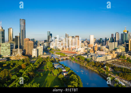 Antenne überblicküber Melbourne CBD in den Morgen Stockfoto