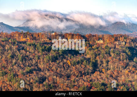 Malerische sonnenaufgang Blick auf Saphir und Kassierer, North Carolina als Wolken Hug die Berggipfel an einem schönen Herbstmorgen. Stockfoto