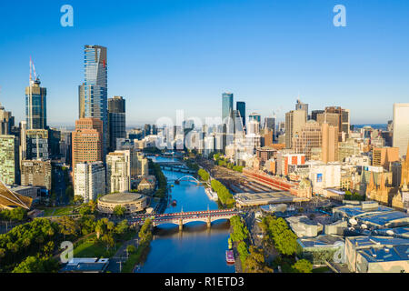 Antenne überblicküber Melbourne CBD in den Morgen Stockfoto