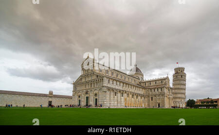 PISA, Italien - 29 Oktober, 2018: Die Piazza dei Miracoli, formal bekannt als Piazza del Duomo ist als ein wichtiges Zentrum der mittelalterlichen europäischen erkannt Stockfoto