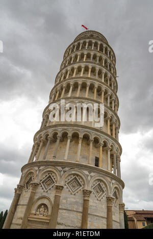 PISA, Italien - 29 Oktober, 2018: Schiefe Turm von Pisa oder freistehenden Glockenturm der Kathedrale in die italienische Stadt Pisa. Stockfoto