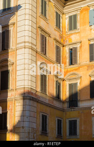 Rom, Italien, 24. Oktober 2018: Windows von Rom bei Sonnenuntergang Stockfoto