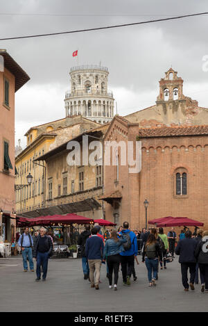 PISA, Italien - 29 Oktober, 2018: Schiefe Turm von Pisa oder freistehenden Glockenturm der Kathedrale in die italienische Stadt Pisa. Stockfoto