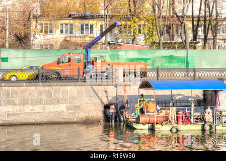 Moskau, Russland - November 07.2018: Arbeiter reparieren Regenwasserabfluß in der Vodootvodny Canal Stockfoto