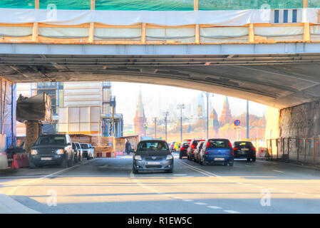 Moskau, Russland - November 07.2018: die Straße Unter den reparierten Bolschoj Moskvoretsky Brücke auf der Sofia Ufer der Moskwa Stockfoto