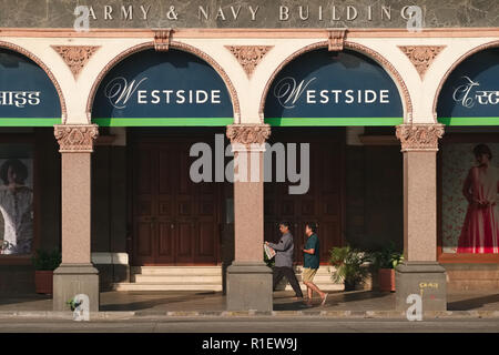 Einen teilweisen Blick auf die Mitte des 19. Jahrhunderts Army & Navy Gebäude in Kala Ghoda, Mumbai, Indien, jetzt unter anderem Gehäuse der Westside store Stockfoto