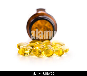 Omega 3 Kapseln. Fischöl Pillen. Gesunde omega-3 auf weißem Hintergrund. Stockfoto