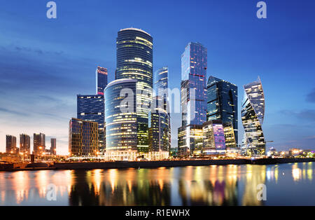 Wolkenkratzer von Moscow City Business Center und Moskau Fluss in Moskau bei Nacht, Russland. Architektur und Wahrzeichen von Moskau Stockfoto