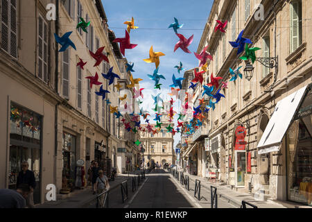 Arles, Frankreich - 27. Juni 2017: Straße dekoriert mit bunten Sterne in Arles, Provence. Frankreich Stockfoto