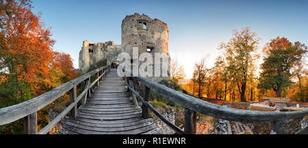 Wunderschöne Slowakei Landschaft im Herbst mit uhrovec Burgruine bei Sonnenuntergang Stockfoto