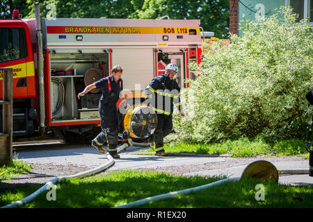 Feuerwehrleute in einem Wohnungsbrand. Stockfoto