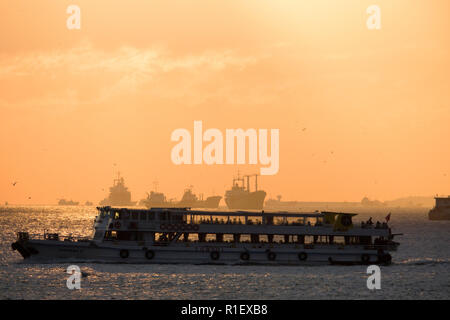 Der Fähre über den Bosporus bei Sonnenuntergang in Istanbul, Türkei Stockfoto