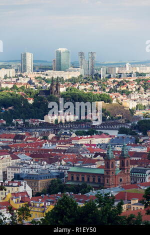 Panoramablick auf das historische Fort Vysehrad mit Basilika von St. Peter und St. Paul, Pankrac Bezirk im Hintergrund, Prag, die höchsten Gebäude der City Tower, Stockfoto