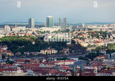 Panoramablick auf das historische Fort Vysehrad mit Basilika von St. Peter und St. Paul, Pankrac Bezirk im Hintergrund, Prag, die höchsten Gebäude der City Tower, Stockfoto