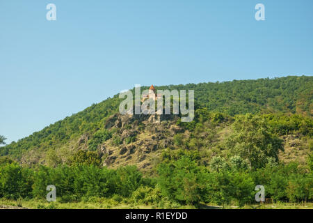 Allein Kirche in der Gipfel der Rocky Mountain unter grünen Bäumen. Stockfoto