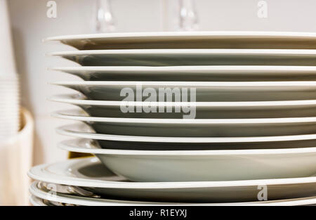 Blick auf eine Gruppe von gestapelten Gerichte in einer modernen Küche Stockfoto