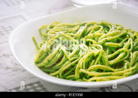 Ein Teller Spaghetti mit Pesto, original Rezept von Ligurien, Italien Stockfoto