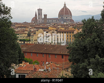 Blick über Florenz von San Miniato Hügel über das Tor von San Niccolò in Richtung Dom, Brunelleschis Dom und Giottos Campanile in Florenz, Italien Stockfoto