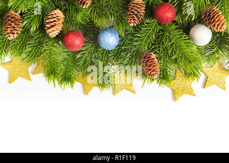 Weihnachten und ein glückliches Neues Jahr Hintergrund für die Postkarte. Fir-Zweige, Kegel, Kugeln und Sterne auf einem hellen Hintergrund. Stockfoto