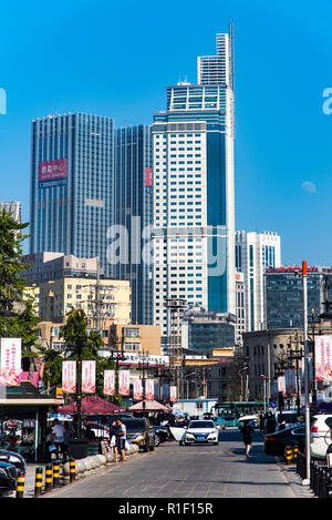 DALIAN, Provinz Liaoning, China - 22 May 2018: Gebäude im Zentrum von Dalian, aus dem Russischen Straße aus gesehen. Stockfoto