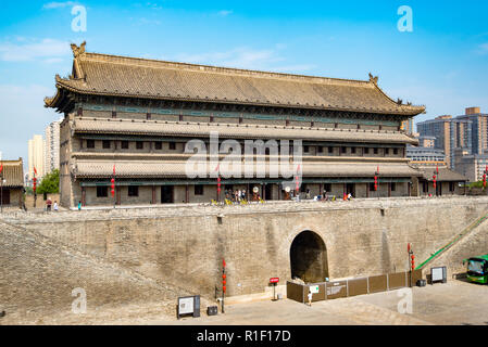 XIAN, CHINA - 26 May 2018: Der bogenschütze Turm ist der Haupteingang der Xian Stadtmauer, die die gesamte Stadt in China. Stockfoto