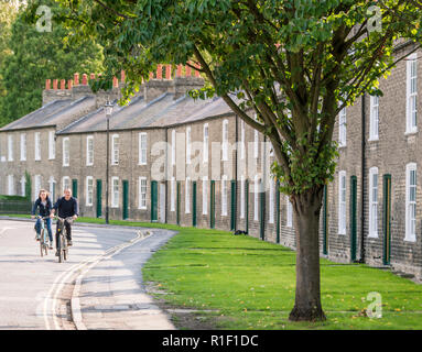 Radfahren entlang einer schönen Terrasse in Cambridge, England, Großbritannien Stockfoto