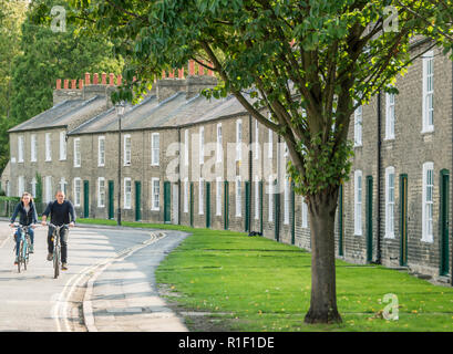 Radfahren entlang einer schönen Terrasse in Cambridge, England, Großbritannien Stockfoto