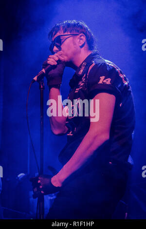 Island, Reykjavik - November 10, 2018. Der amerikanische Sänger, Songwriter und Musiker Julian Casablancas (dargestellt) führt ein Live Konzert mit seiner Band die Voidz während des Isländischen Festival Iceland Airwaves 2018 in Reykjavik. (Foto: Gonzales Foto - Tord Litleskare). Stockfoto