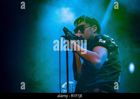 Island, Reykjavik - November 10, 2018. Der amerikanische Sänger, Songwriter und Musiker Julian Casablancas (dargestellt) führt ein Live Konzert mit seiner Band die Voidz während des Isländischen Festival Iceland Airwaves 2018 in Reykjavik. (Foto: Gonzales Foto - Tord Litleskare). Stockfoto