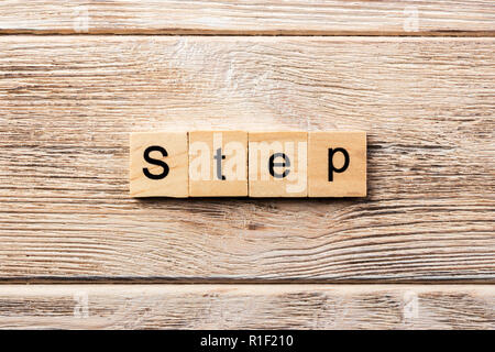 Schritt Wort auf Holz Baustein geschrieben. Schritt text auf Tisch, Konzept. Stockfoto