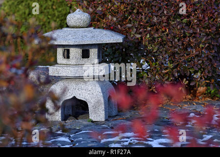 Stein japanische Laterne im Herbst Garten Stockfoto