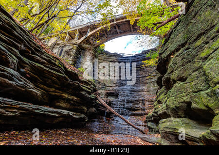 Einen schönen Wasserfall in den Schluchten von matthiessen State Park in Illinois mit dem Herbst Blätter fallen auf den Boden. Stockfoto
