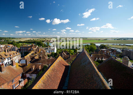 Blick auf Roggen aus St. Mary's Church Tower. Blick über die Stadt von Roggen, in Richtung Fluss Rother, Ypres Tower und Roggen Hafen und Dungeness Stockfoto