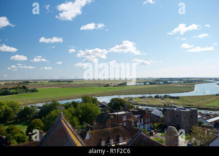 Blick auf Roggen aus St. Mary's Church Tower. Blick über die Stadt von Roggen, in Richtung Fluss Rother, Ypres Tower und Roggen Hafen und Dungeness Stockfoto