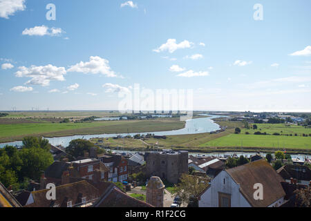 Blick auf Roggen aus St. Mary's Church Tower. Blick über die Stadt von Roggen, in Richtung Fluss Rother, Ypres Tower und Roggen Hafen und Dungeness Stockfoto