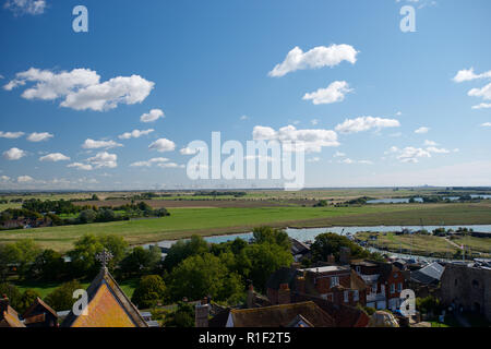 Blick auf Roggen aus St. Mary's Church Tower. Blick über die Stadt von Roggen, in Richtung Fluss Rother, Ypres Tower und Roggen Hafen und Dungeness Stockfoto