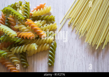 Nudeln und Spaghetti auf einer hölzernen Hintergrund Stockfoto