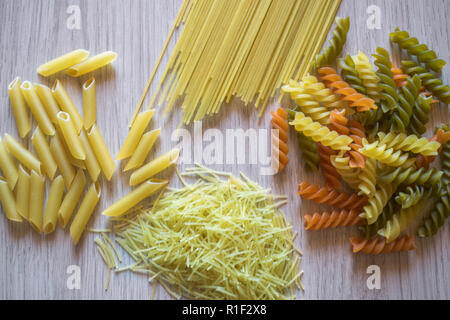Verschiedene Arten von Nudeln auf einem hölzernen Hintergrund Stockfoto