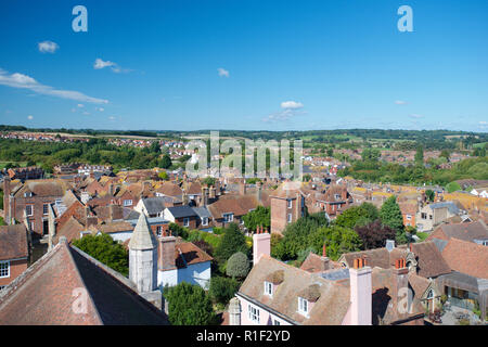 Blick auf Roggen aus St. Mary's Church Tower. Blick über die Stadt von Roggen, in Richtung Fluss Rother, Ypres Tower und Roggen Hafen und Dungeness Stockfoto