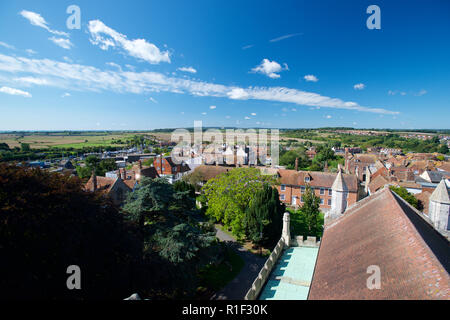 Blick auf Roggen aus St. Mary's Church Tower. Blick über die Stadt von Roggen, in Richtung Fluss Rother, Ypres Tower und Roggen Hafen und Dungeness Stockfoto