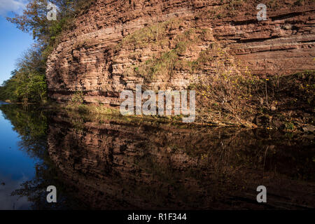 Alte rote Devonische Sandstein Klippen neben Jedwater Fluss in Jedburgh, Scottish Borders UK-rocks half James Hutton, der "Vater der Geologie" Stockfoto