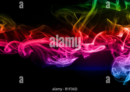 Abstrakte farbenfrohe Rauch auf schwarzem Hintergrund, Brand Design Stockfoto