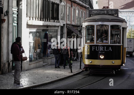 Der Lissabonner Straßenbahn-Netz, in Betrieb seit 1873, besteht derzeit aus sechs städtischen Linien. Im Jahr 1901 wurde das Netz elektrifiziert. Der Niedergang der Net Stockfoto