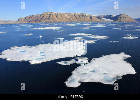 Eisschollen in Lancaster Sound, Nunavut, Kanada mit Devon Island im Hintergrund als von CCGS Amundsen gesehen Stockfoto